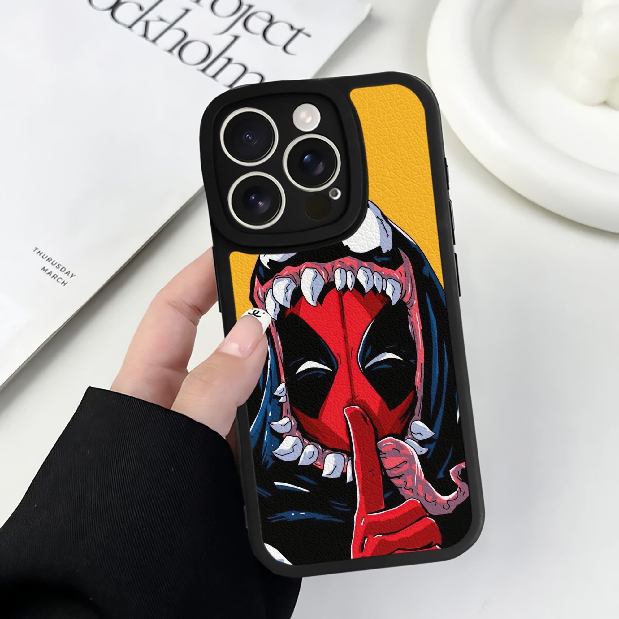 （画像用） Deadpool デッドプール 【iPhone 16シリーズ対応】シリコンスマホケース（レザー調） 材質：シリコン